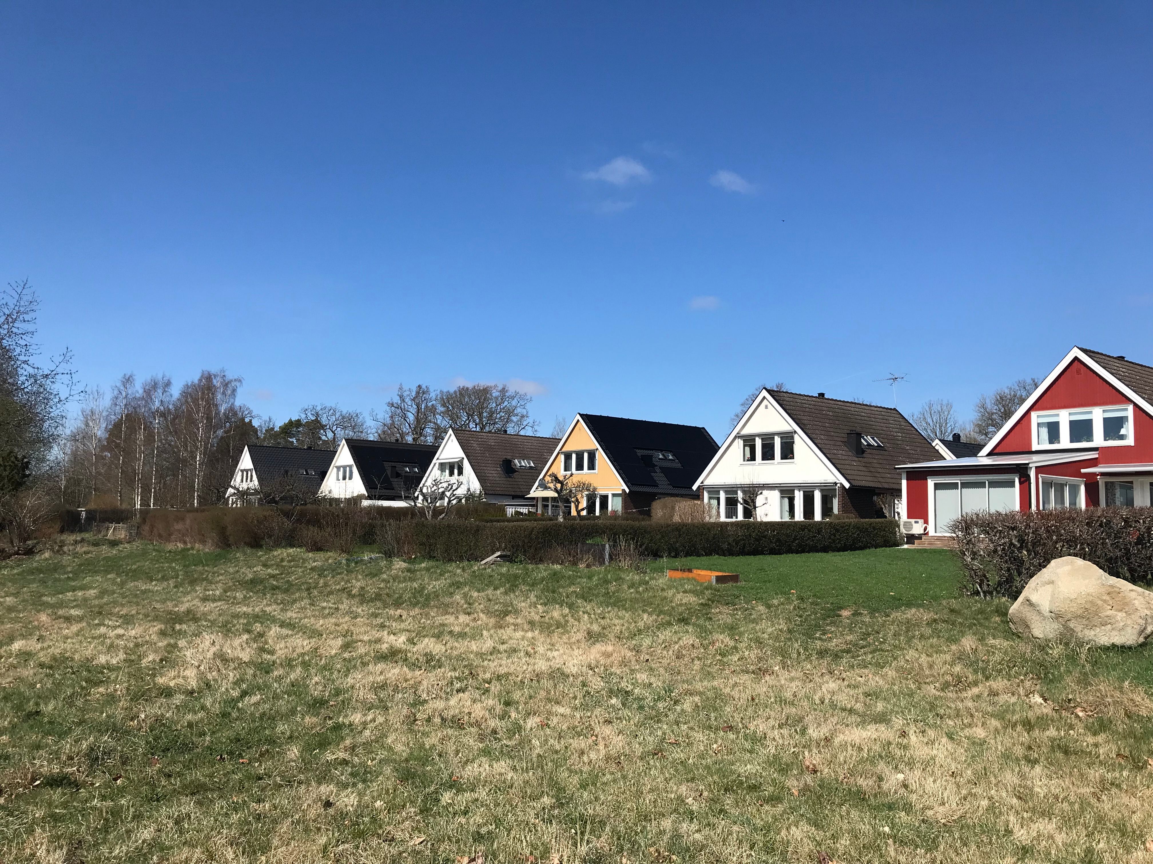 Foto över del av planområdet med befintliga byggnader