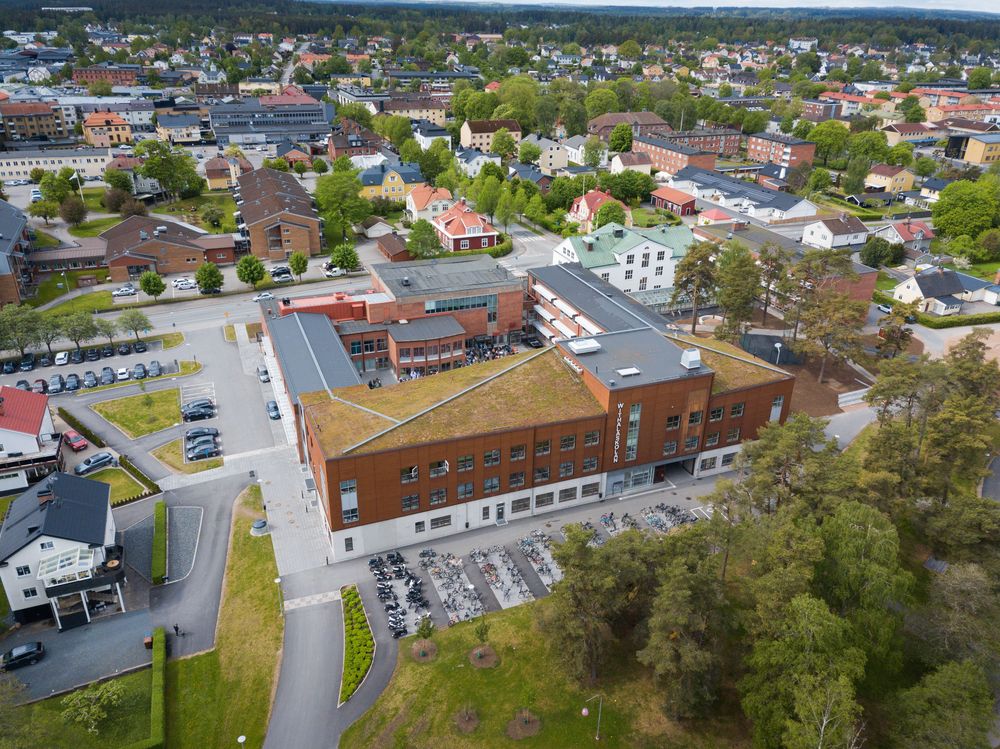Dekorativ bild tagen ovanifrån på en skola i Vetlanda.